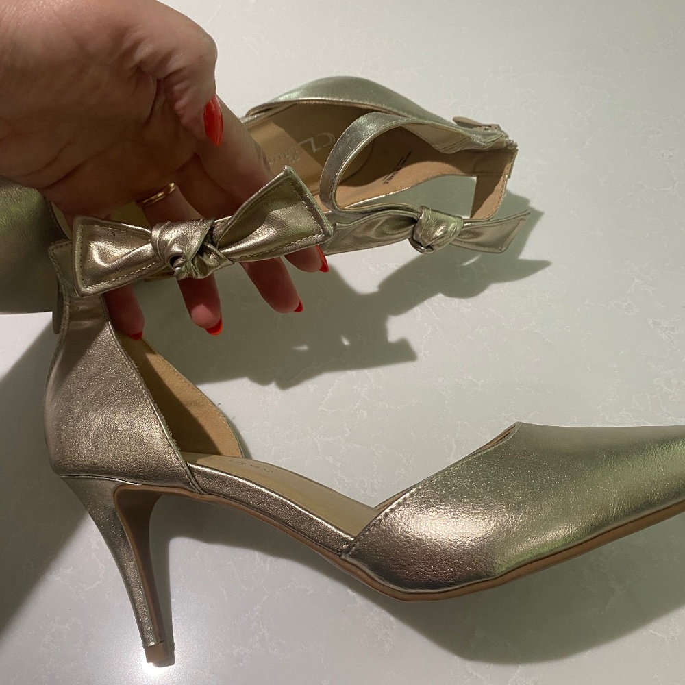 Heels with bow on ankle